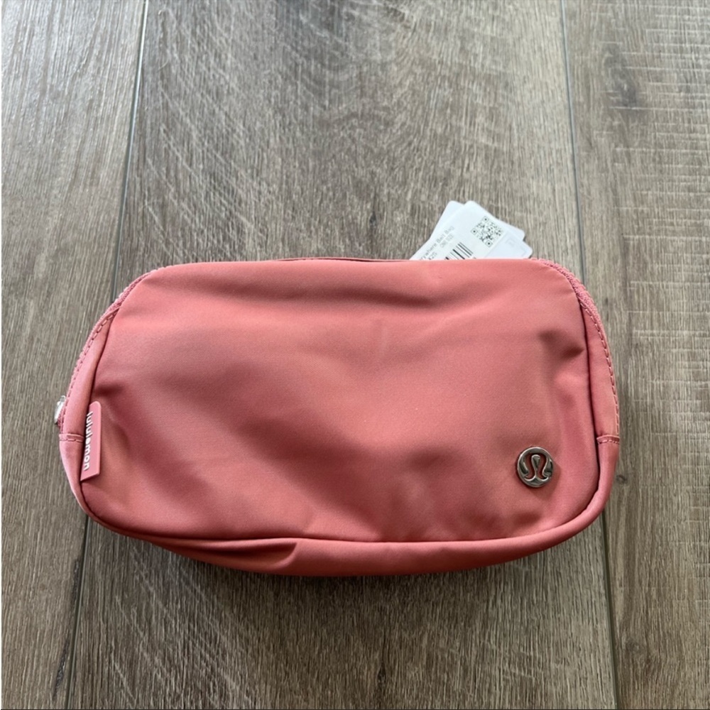 Lululemon Everywhere Belt Bag in Briar Rose